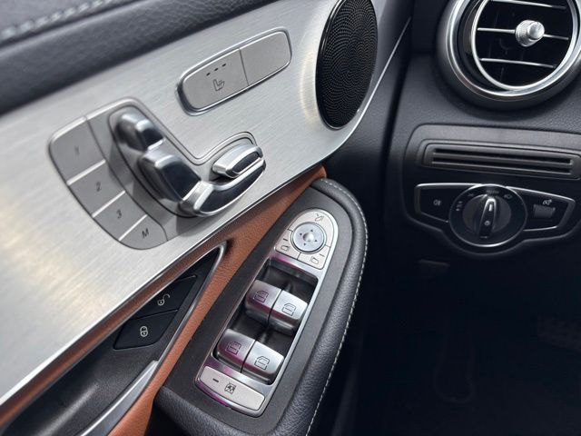 Thumbnail: 2022 Mercedes-Benz GLC - 26