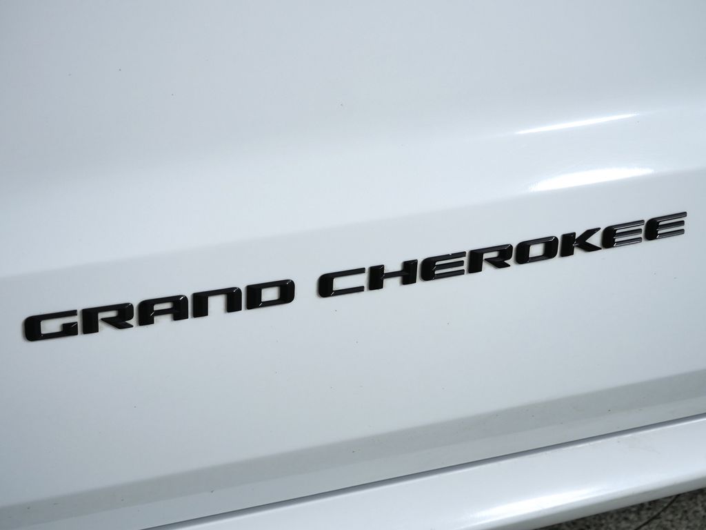 Thumbnail: 2016 Jeep Grand Cherokee - 24