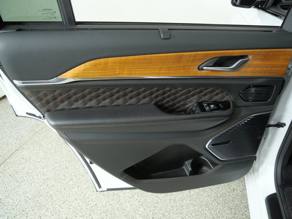 Thumbnail: 2021 Jeep Grand Cherokee L - 34