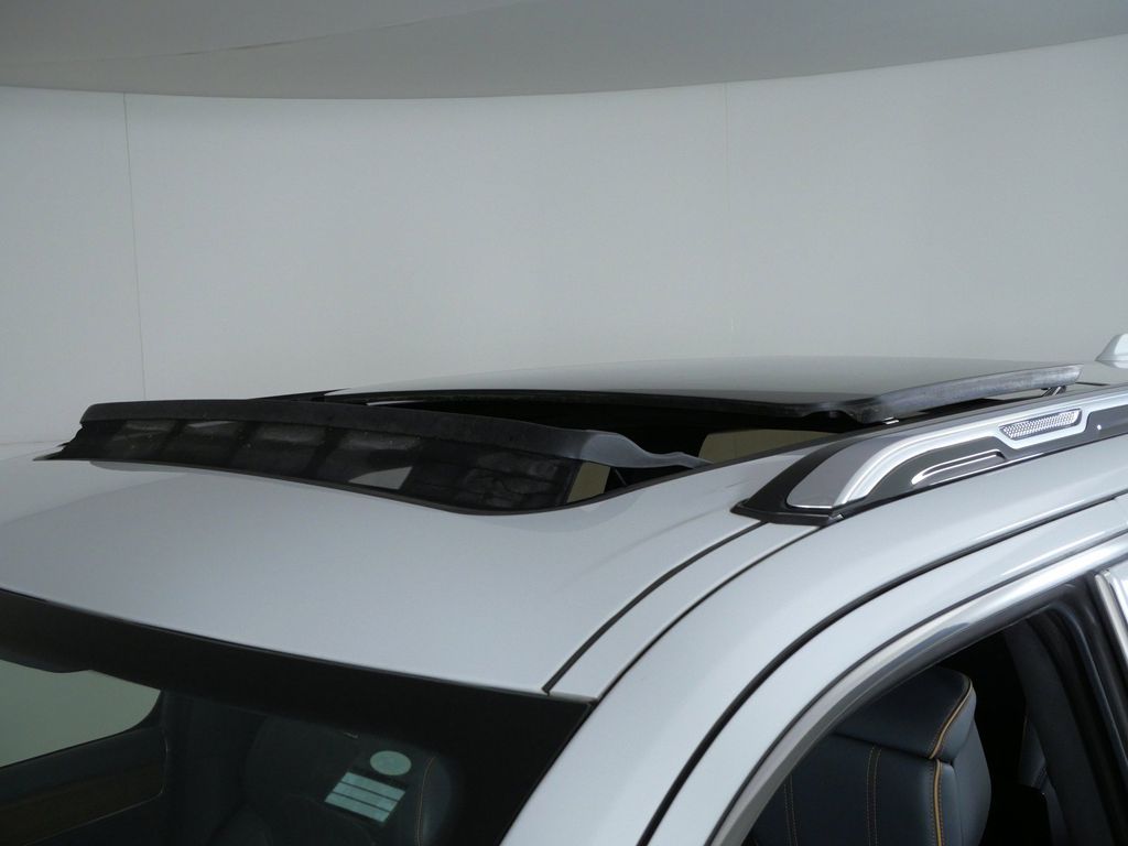 Thumbnail: 2022 Jeep Grand Wagoneer - 25