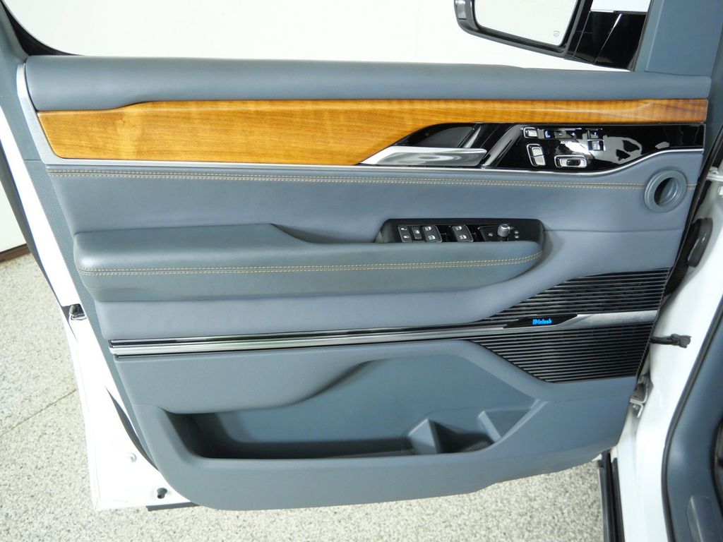 Thumbnail: 2022 Jeep Grand Wagoneer - 41