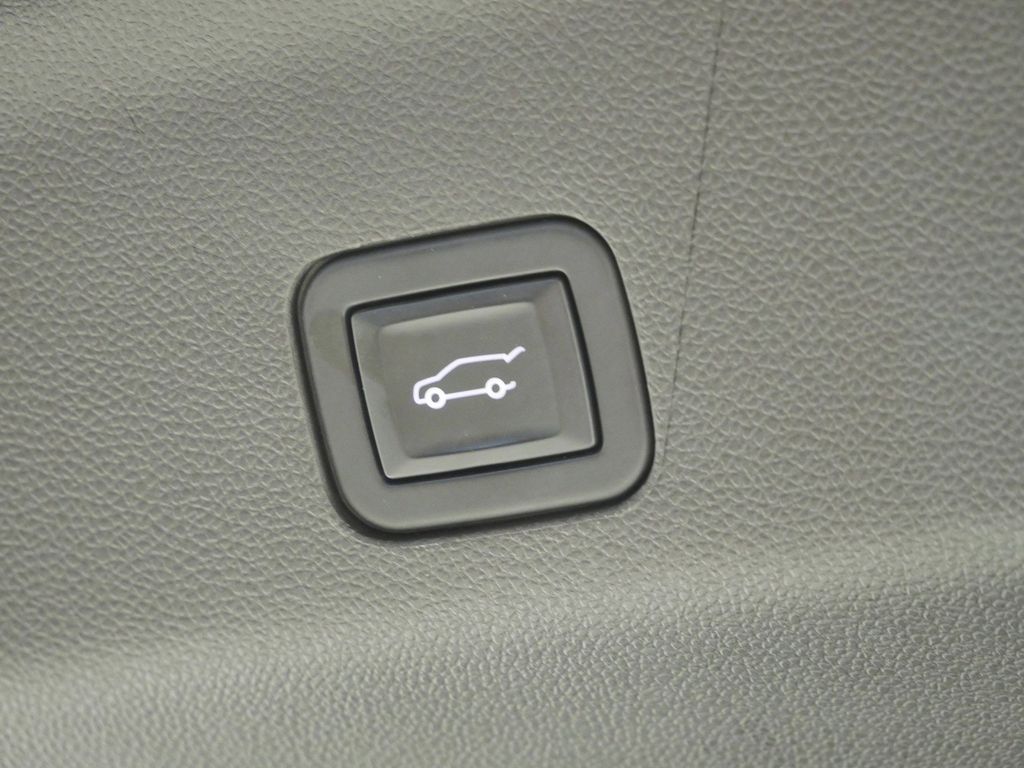 Thumbnail: 2022 Chevrolet Tahoe - 16