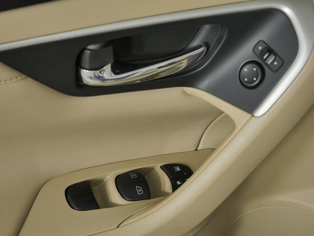Thumbnail: 2016 Nissan Altima - 38