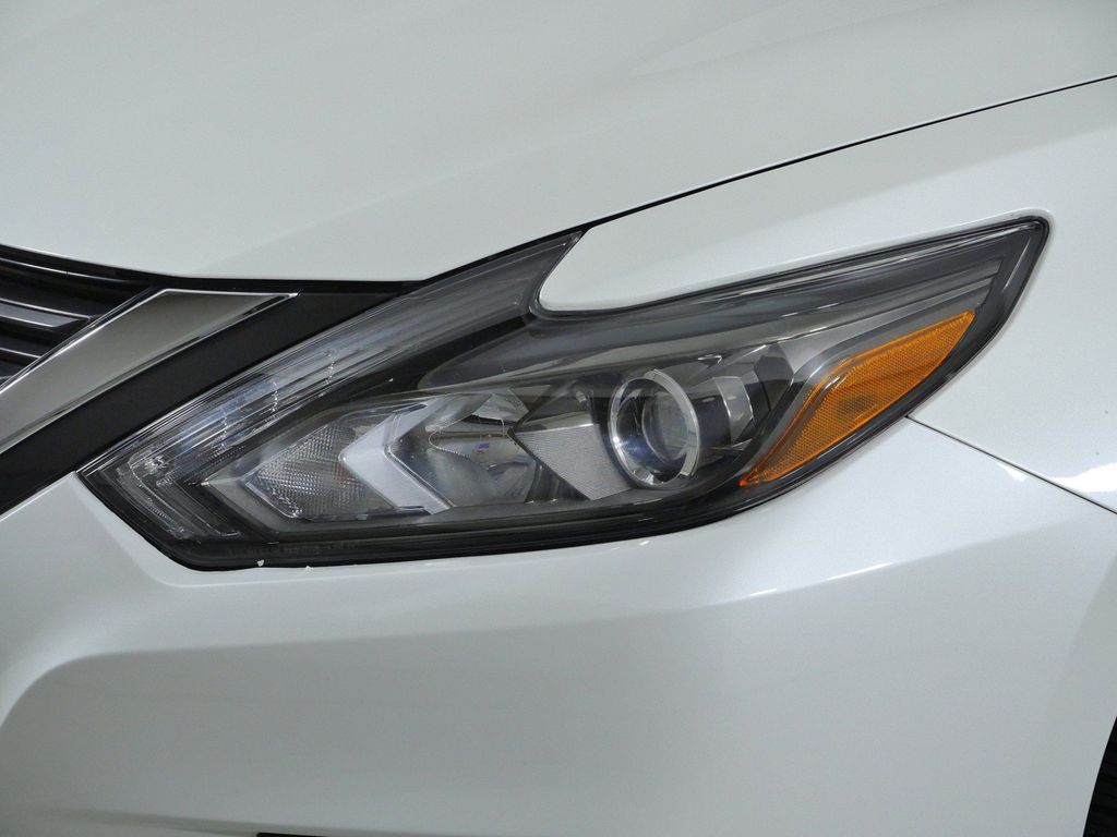Thumbnail: 2016 Nissan Altima - 17