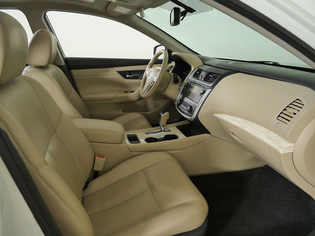 Thumbnail: 2016 Nissan Altima - 9