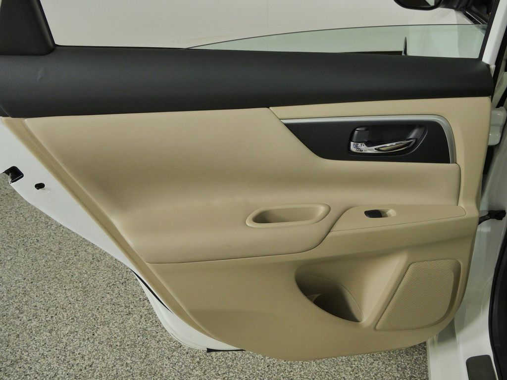 Thumbnail: 2016 Nissan Altima - 32