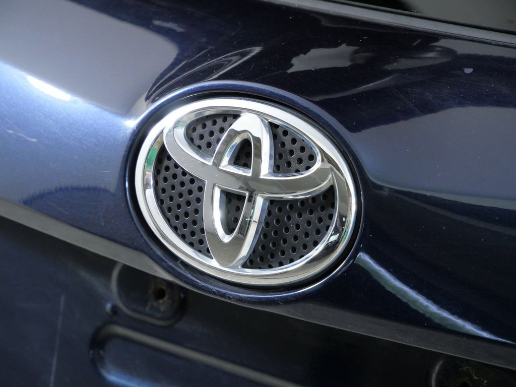 Thumbnail: 2017 Toyota RAV4 - 22