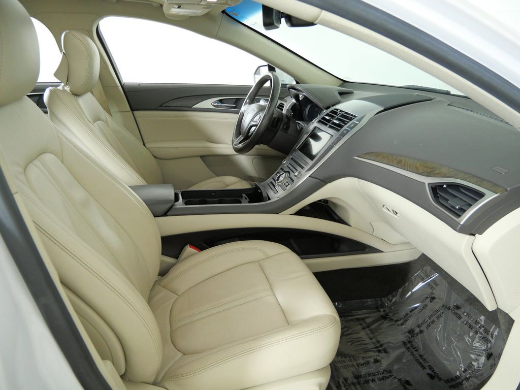 Thumbnail: 2017 Lincoln MKZ - 8