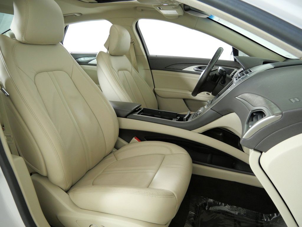 Thumbnail: 2017 Lincoln MKZ - 9