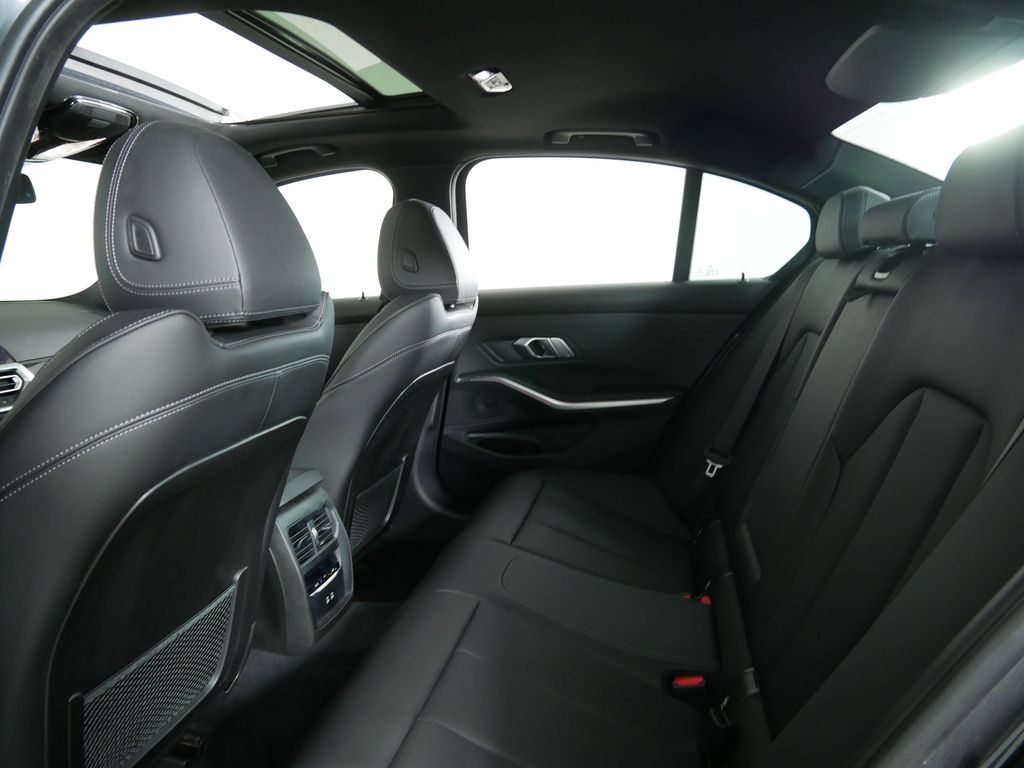 2022 BMW 3 Series 330xi 32