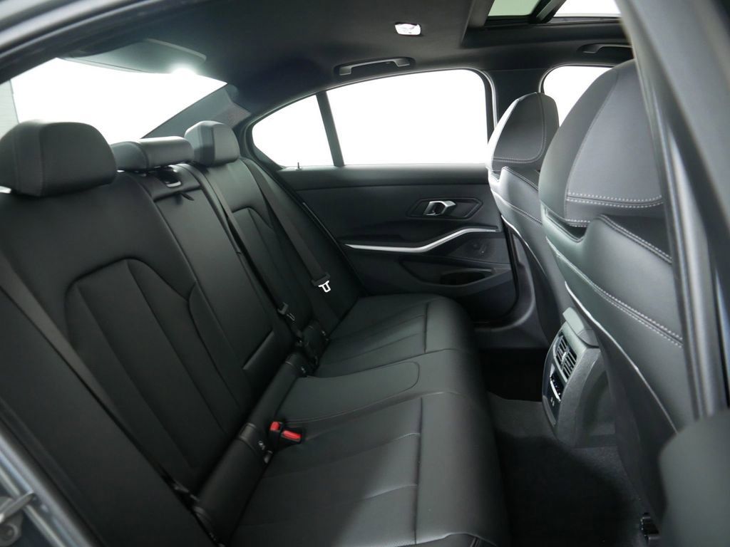 Thumbnail: 2025 BMW 3 Series - 31