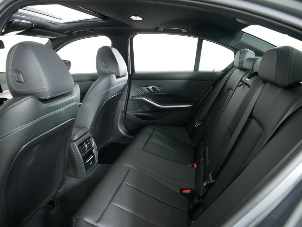 Thumbnail: 2025 BMW 3 Series - 33