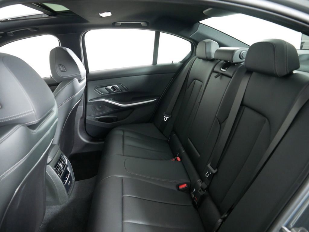 Thumbnail: 2025 BMW 3 Series - 35