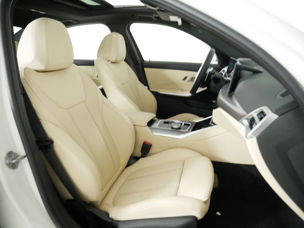 Thumbnail: 2025 BMW 3 Series - 10