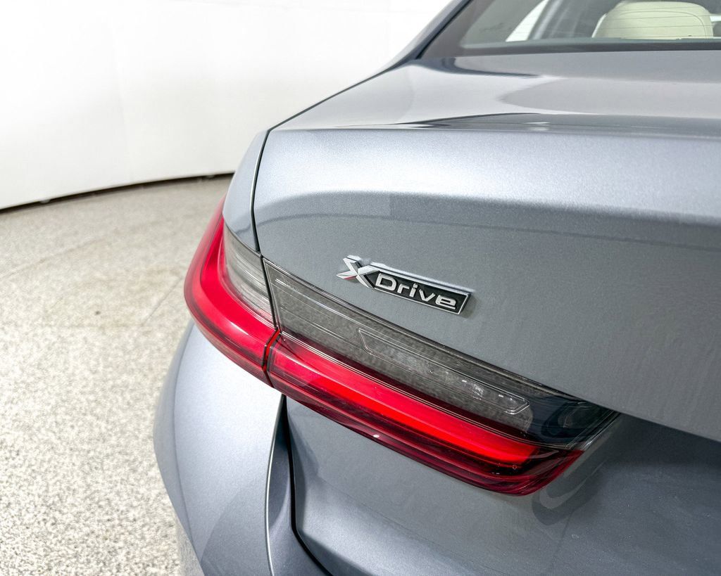 Thumbnail: 2025 BMW 3 Series - 25