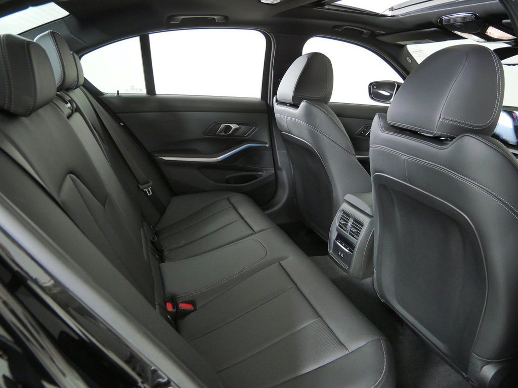 Thumbnail: 2025 BMW 3 Series - 11
