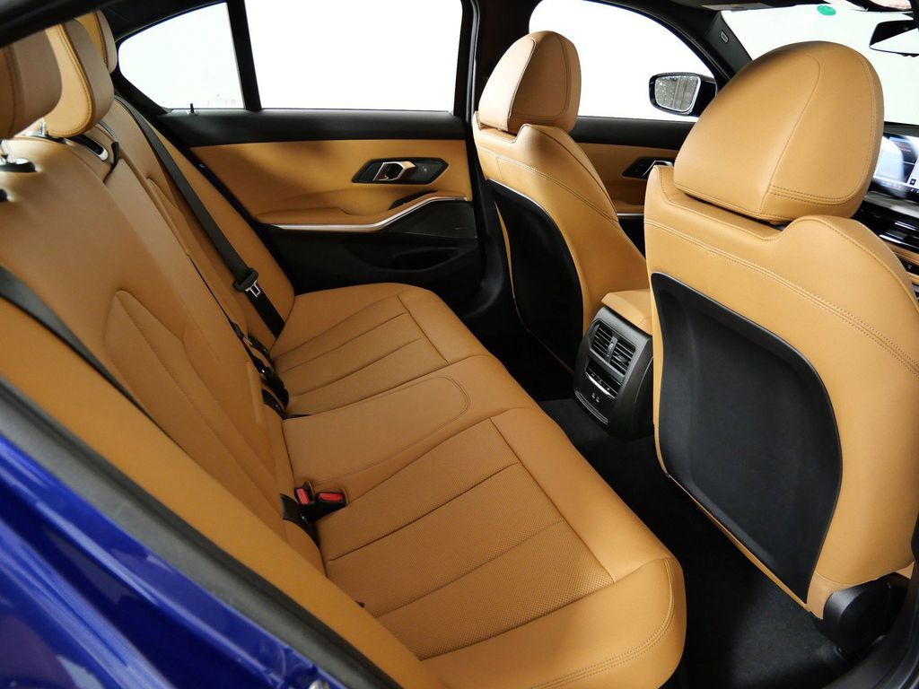 Thumbnail: 2026 BMW 3 Series - 10