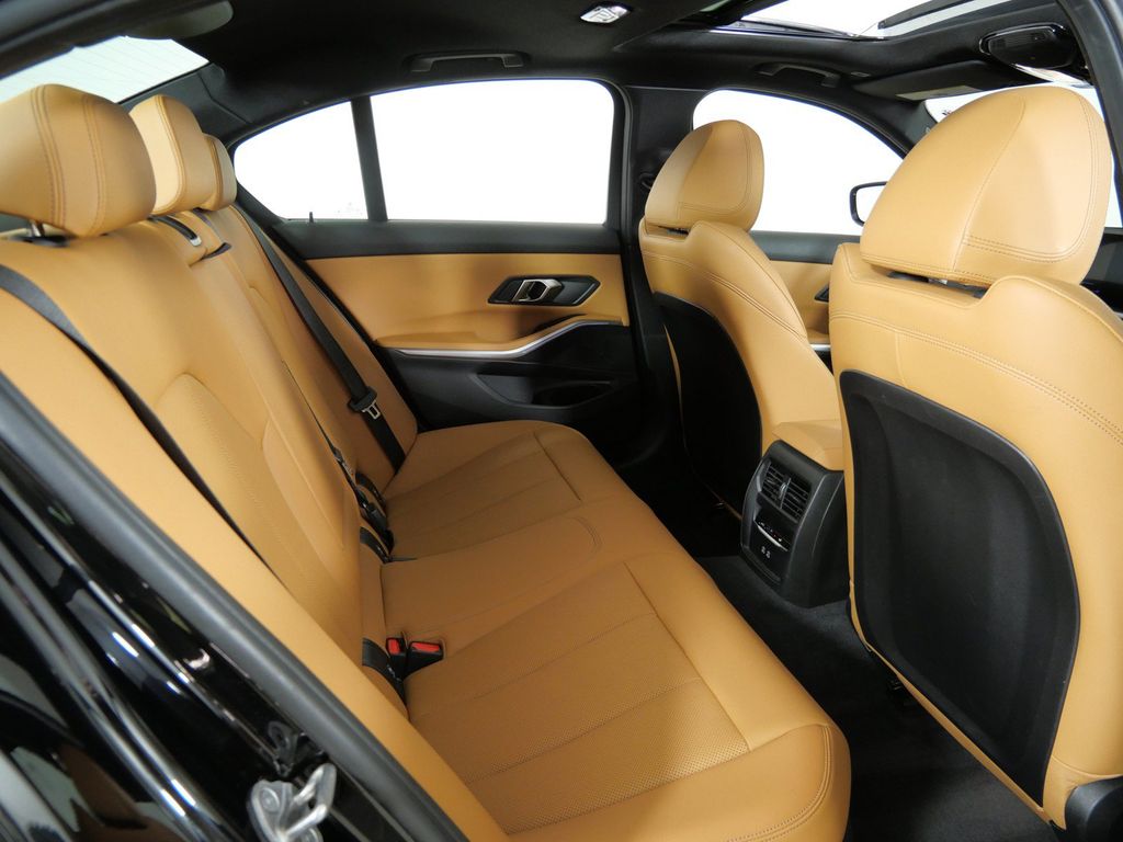 Thumbnail: 2024 BMW 3 Series - 10
