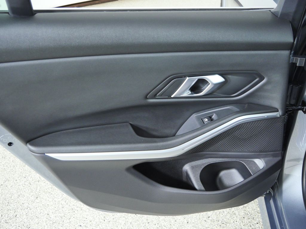 Thumbnail: 2024 BMW 3 Series - 36