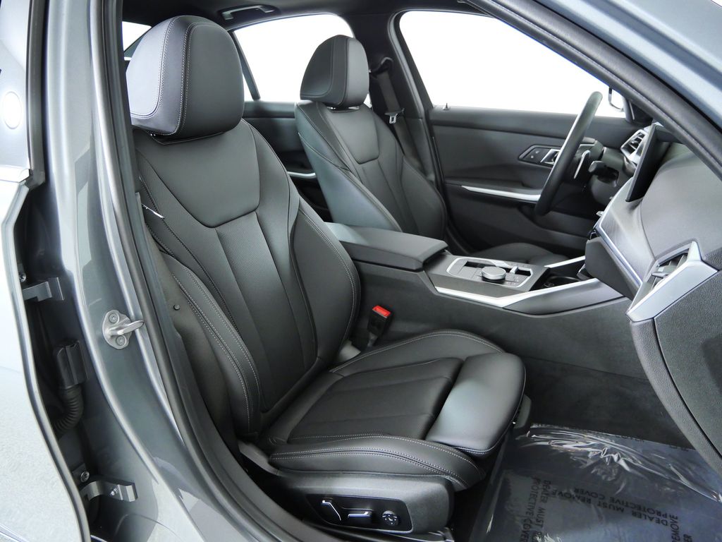 Thumbnail: 2024 BMW 3 Series - 10