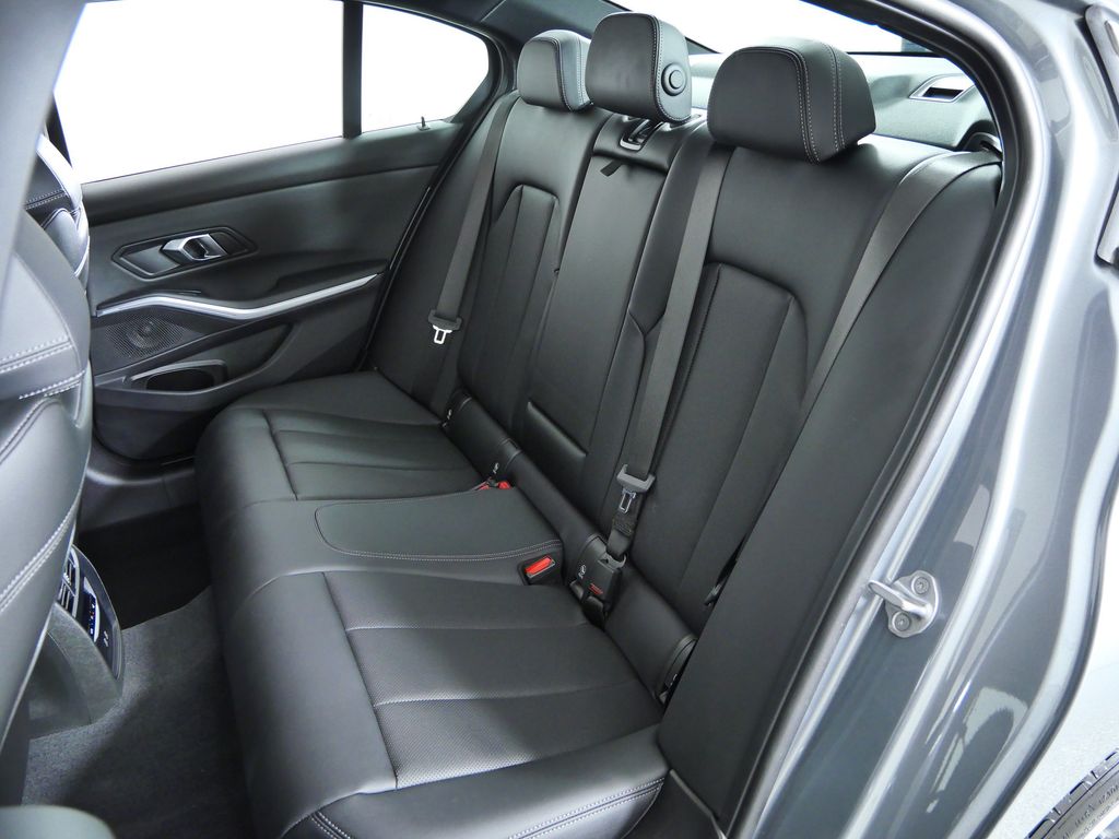 Thumbnail: 2024 BMW 3 Series - 35