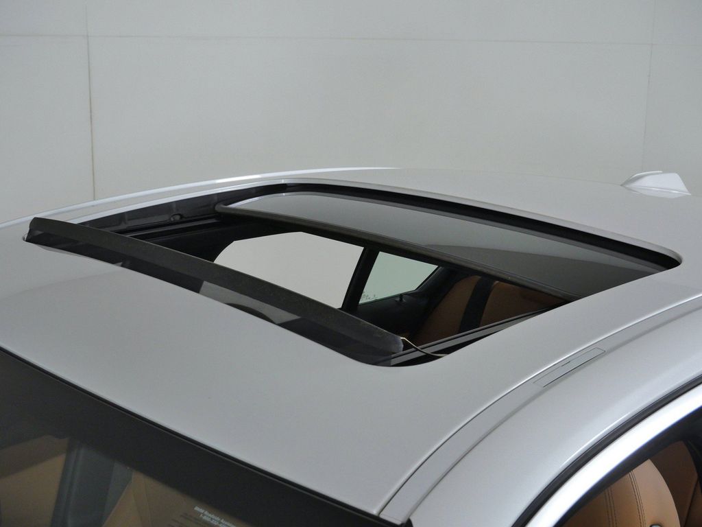 Thumbnail: 2024 BMW 3 Series - 27