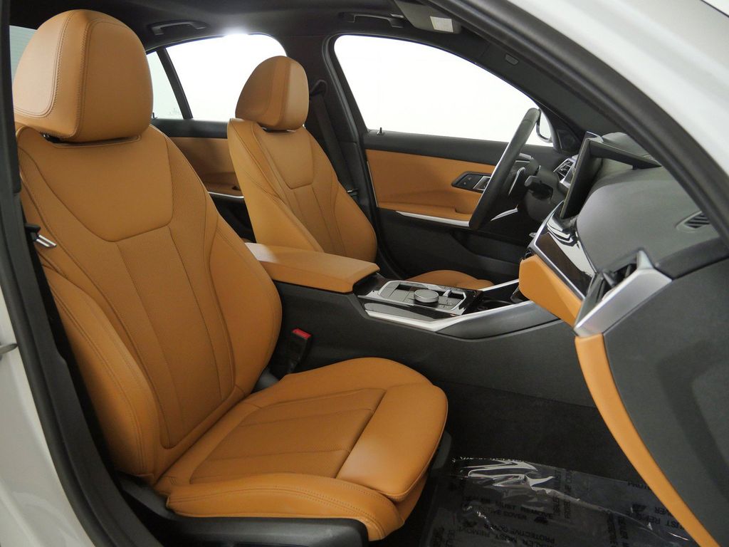 Thumbnail: 2024 BMW 3 Series - 10