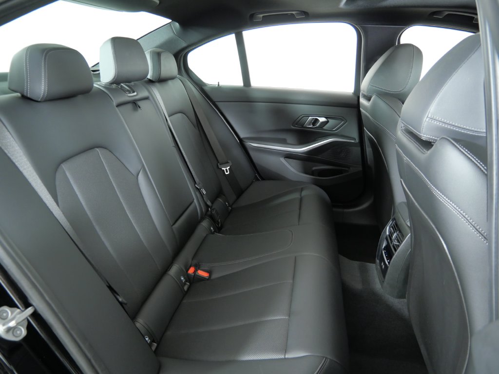 Thumbnail: 2024 BMW 3 Series - 32