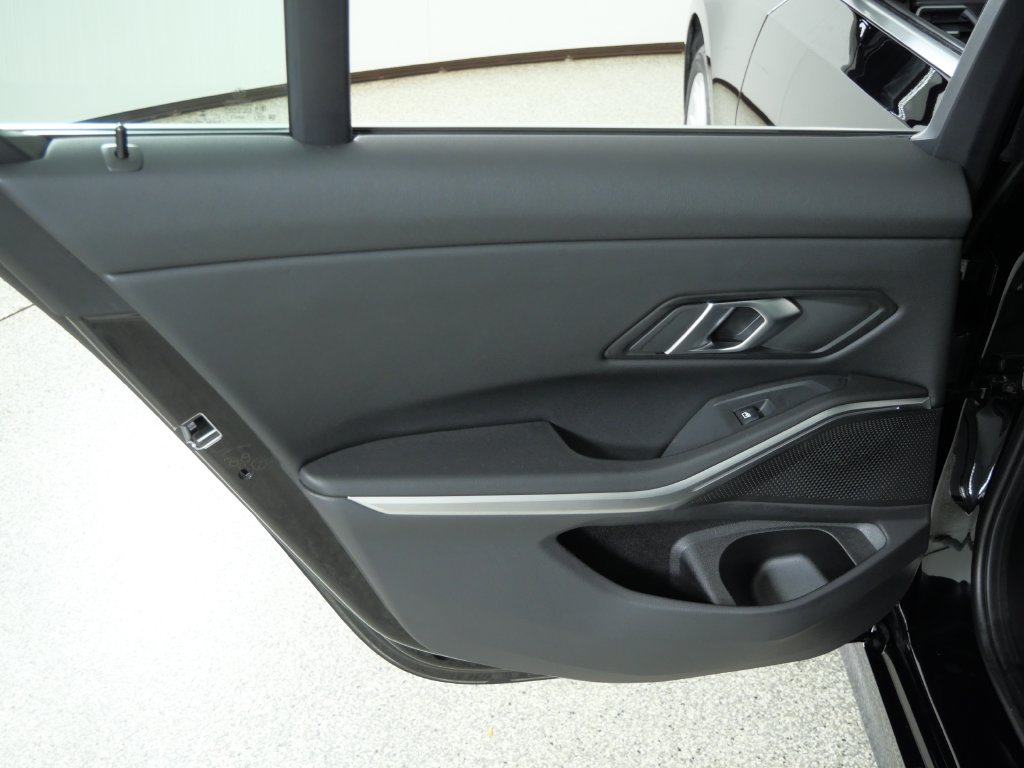 Thumbnail: 2024 BMW 3 Series - 33