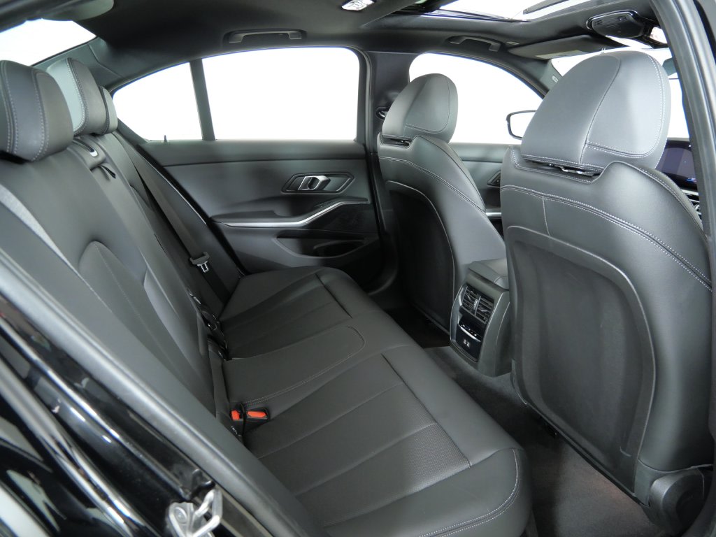 Thumbnail: 2024 BMW 3 Series - 11