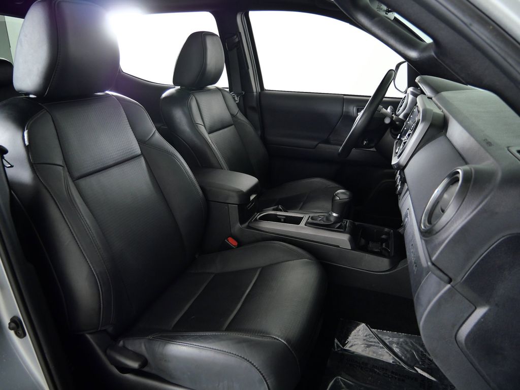 Thumbnail: 2022 Toyota Tacoma - 10