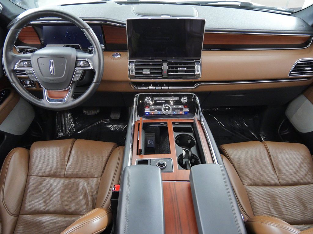 Thumbnail: 2022 Lincoln Navigator L - 2