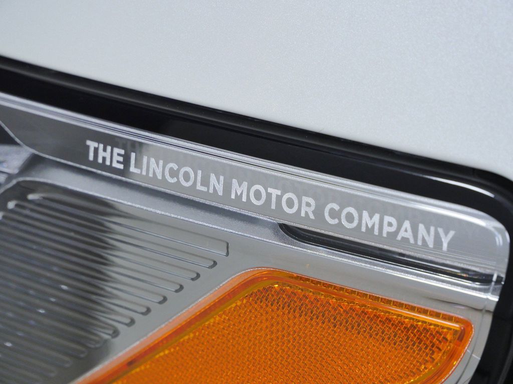 Thumbnail: 2022 Lincoln Navigator L - 17
