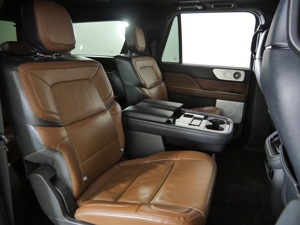 Thumbnail: 2022 Lincoln Navigator L - 30