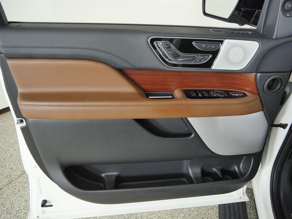 Thumbnail: 2022 Lincoln Navigator L - 38