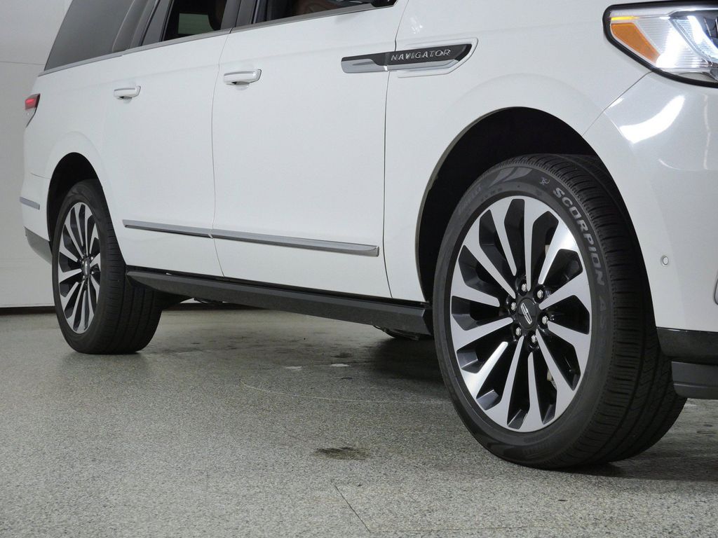 Thumbnail: 2022 Lincoln Navigator L - 8