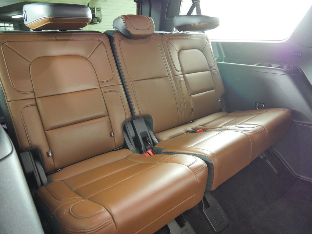 Thumbnail: 2022 Lincoln Navigator L - 32
