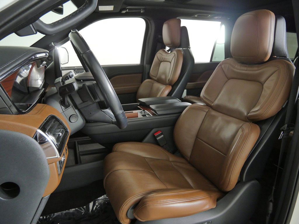 Thumbnail: 2022 Lincoln Navigator L - 40