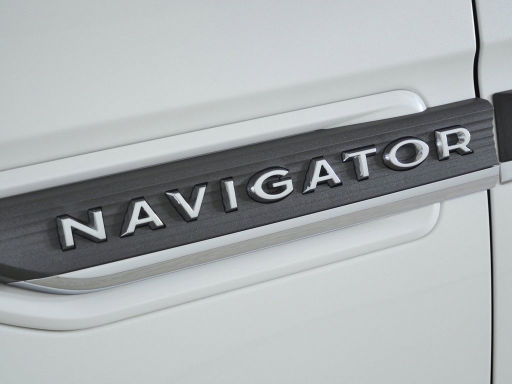 Thumbnail: 2022 Lincoln Navigator L - 7
