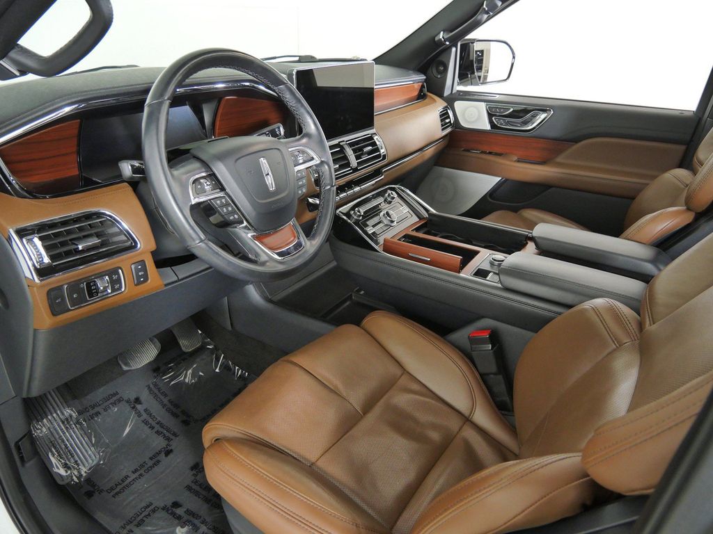 Thumbnail: 2022 Lincoln Navigator L - 39