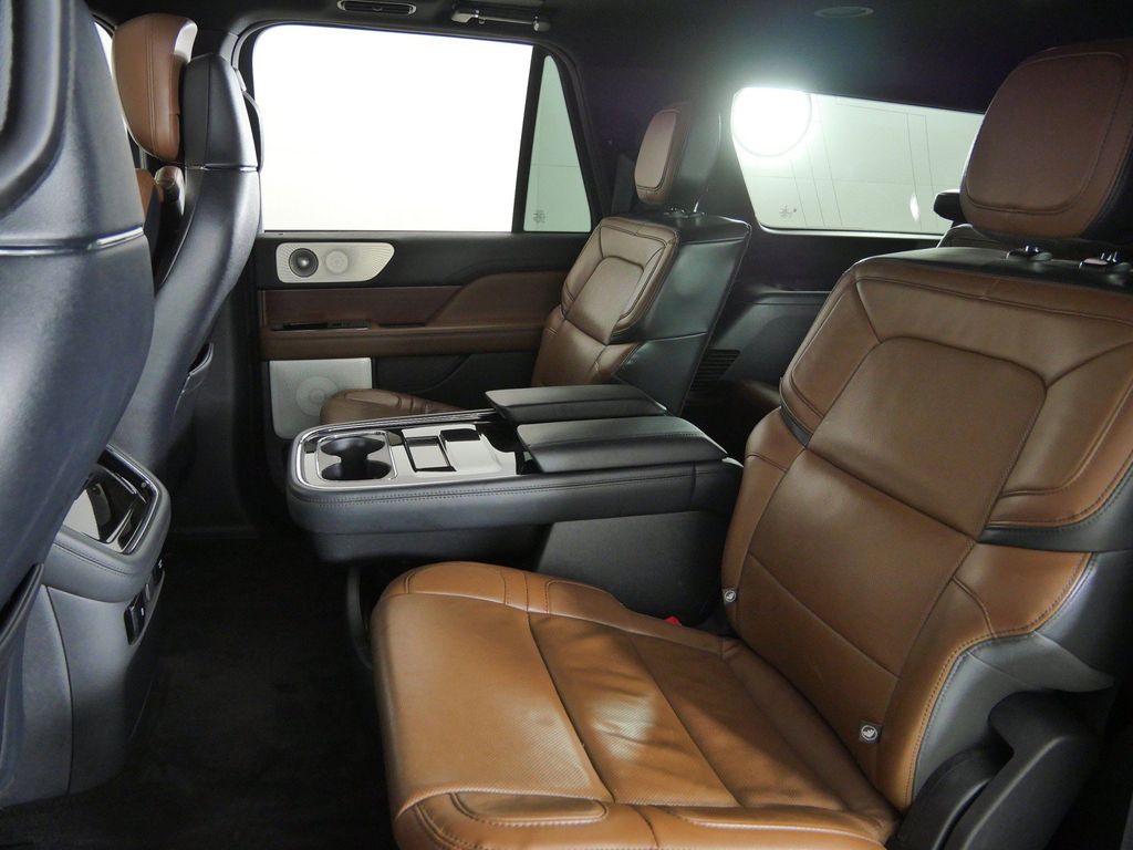 Thumbnail: 2022 Lincoln Navigator L - 37