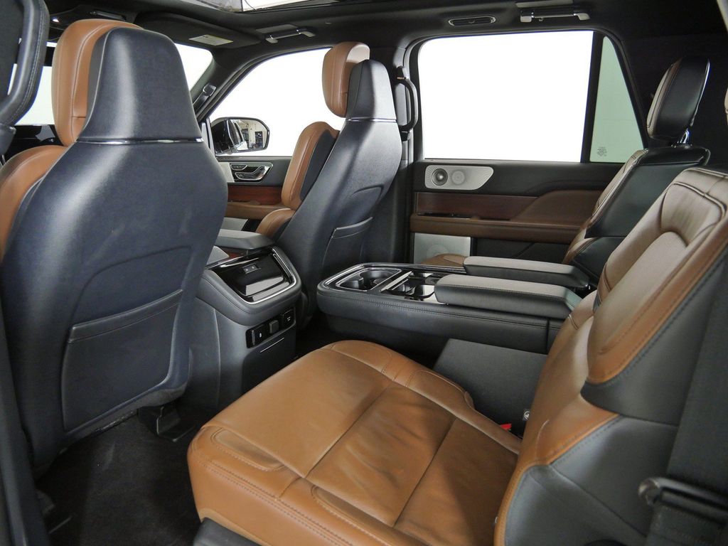 Thumbnail: 2022 Lincoln Navigator L - 36