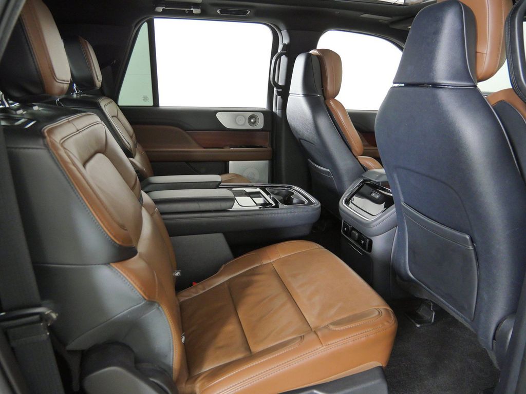 Thumbnail: 2022 Lincoln Navigator L - 11