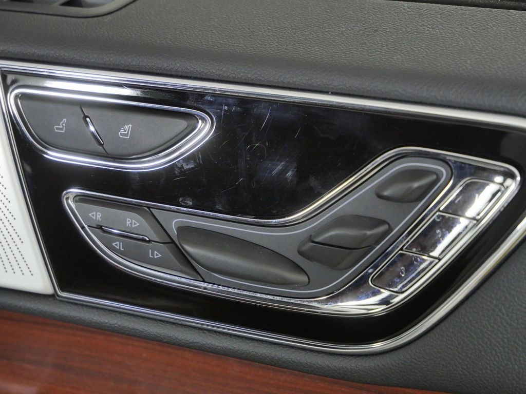 Thumbnail: 2022 Lincoln Navigator L - 27