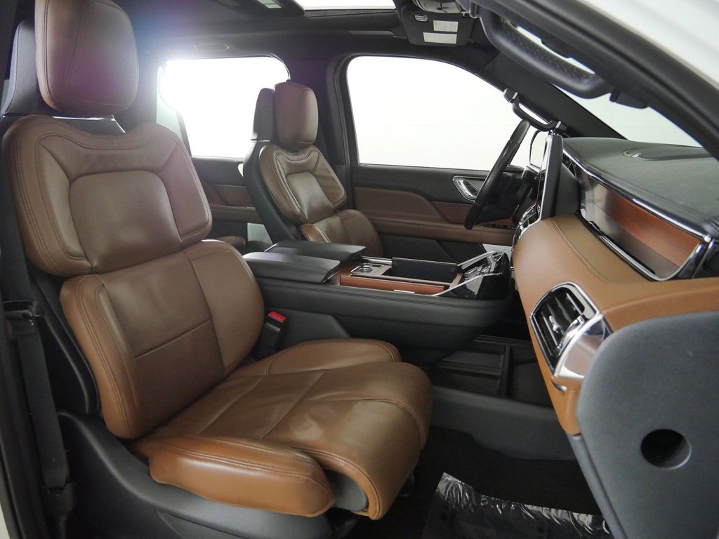 Thumbnail: 2022 Lincoln Navigator L - 10