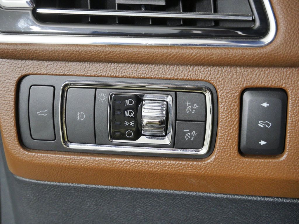 Thumbnail: 2022 Lincoln Navigator L - 43