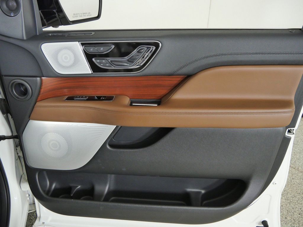 Thumbnail: 2022 Lincoln Navigator L - 26