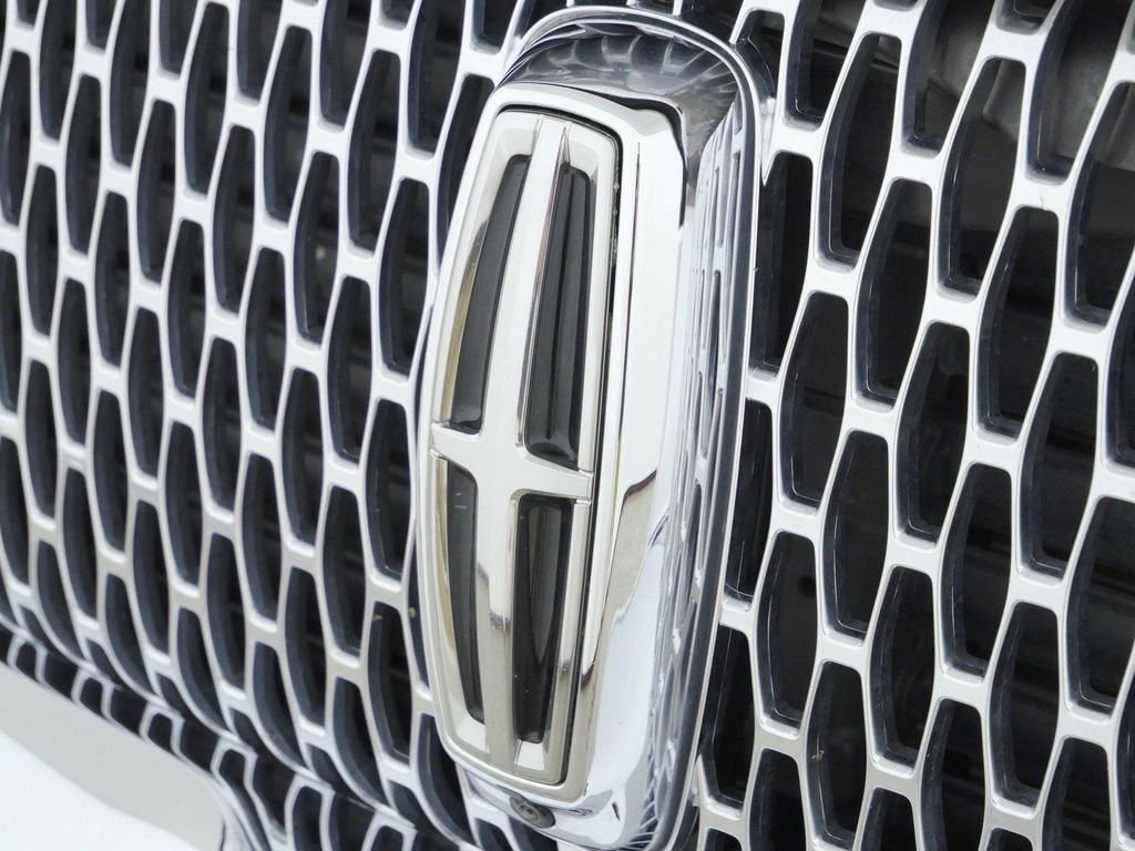 Thumbnail: 2022 Lincoln Navigator L - 22