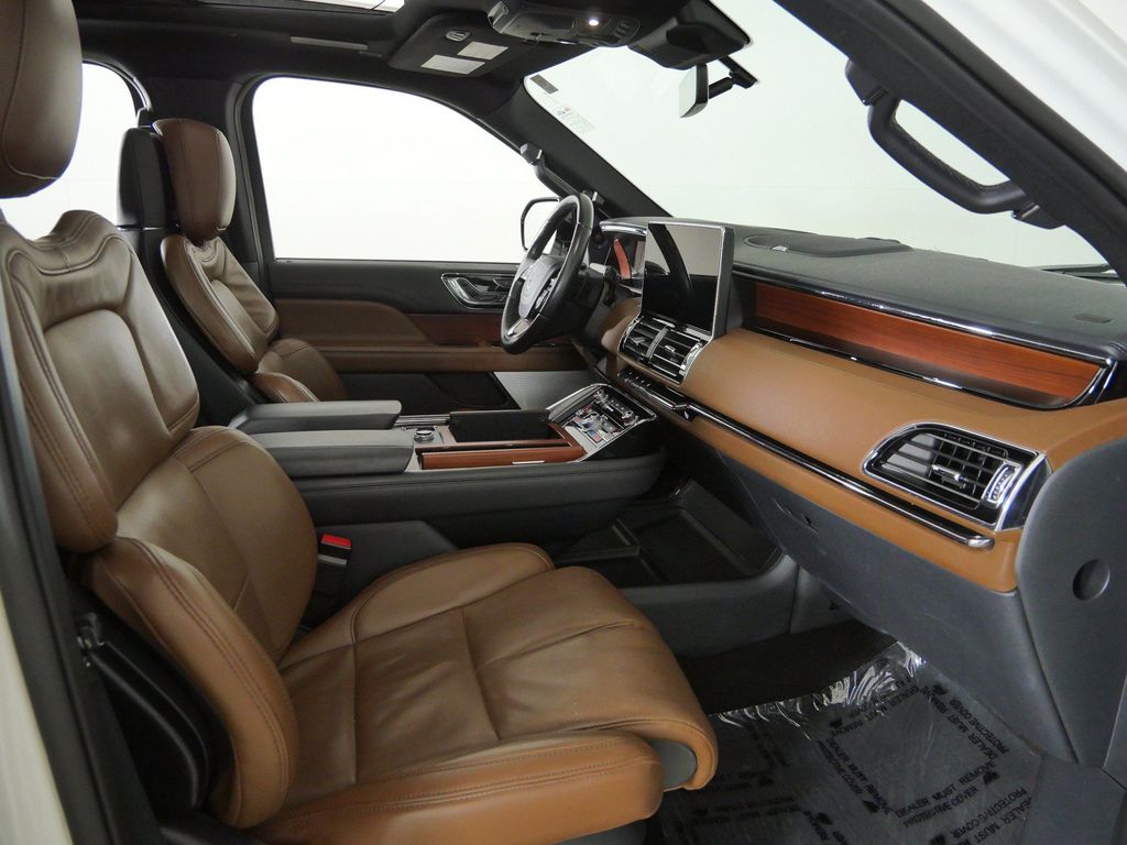 Thumbnail: 2022 Lincoln Navigator L - 9