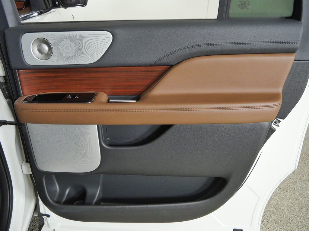 Thumbnail: 2022 Lincoln Navigator L - 29
